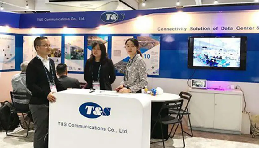 T & S exhibido en OFC en San Diego (2018)